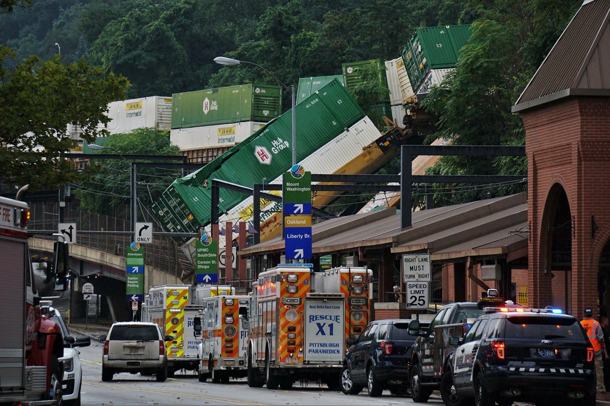 Logistics_Chick's tweet image. Today in #Pittsburgh, PA. 
#Derailed #Train  

I couldn’t resist putting the Swift image first. After all, they probably caused this somehow 😏

More images here: facebook.com/73855738954192…