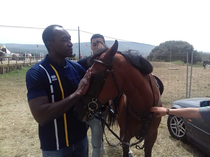 elfarodemeiras's tweet photo. #BuenosDiasATodos . Maravilloso día de calor, sol, #amigos y #Deportes  en el @EquiocioFerrol . Extraordinario evento recomendadisimo para @TravelLeisure . #destination @comarcaferrol ( @spain ) https://t.co/Qix0rWPV4h