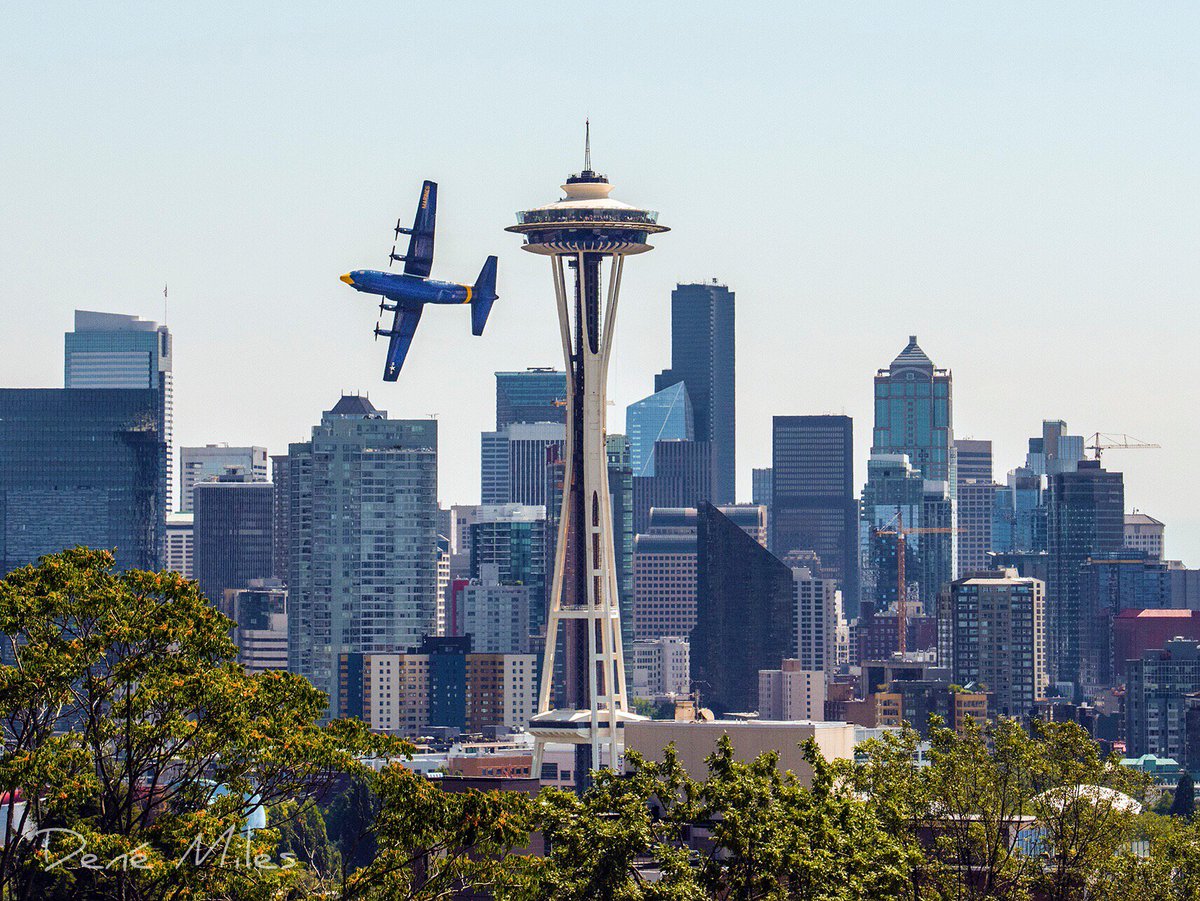 Decided to join the rest of Seattle for the air show today.  It did not disappoint!  😍