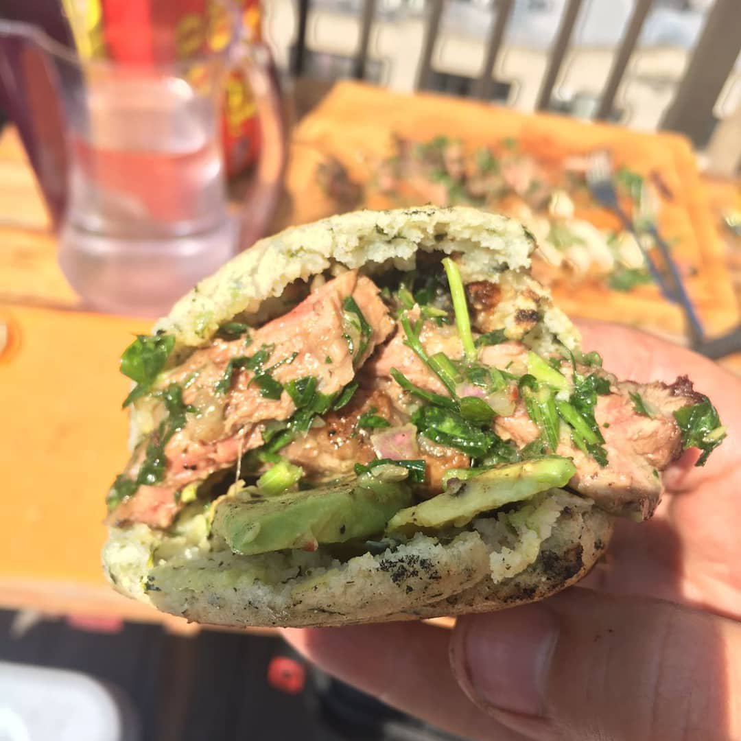 dementuros's tweet photo. Arepita con churrasco y chimichurri. https://t.co/xkwK141GP9