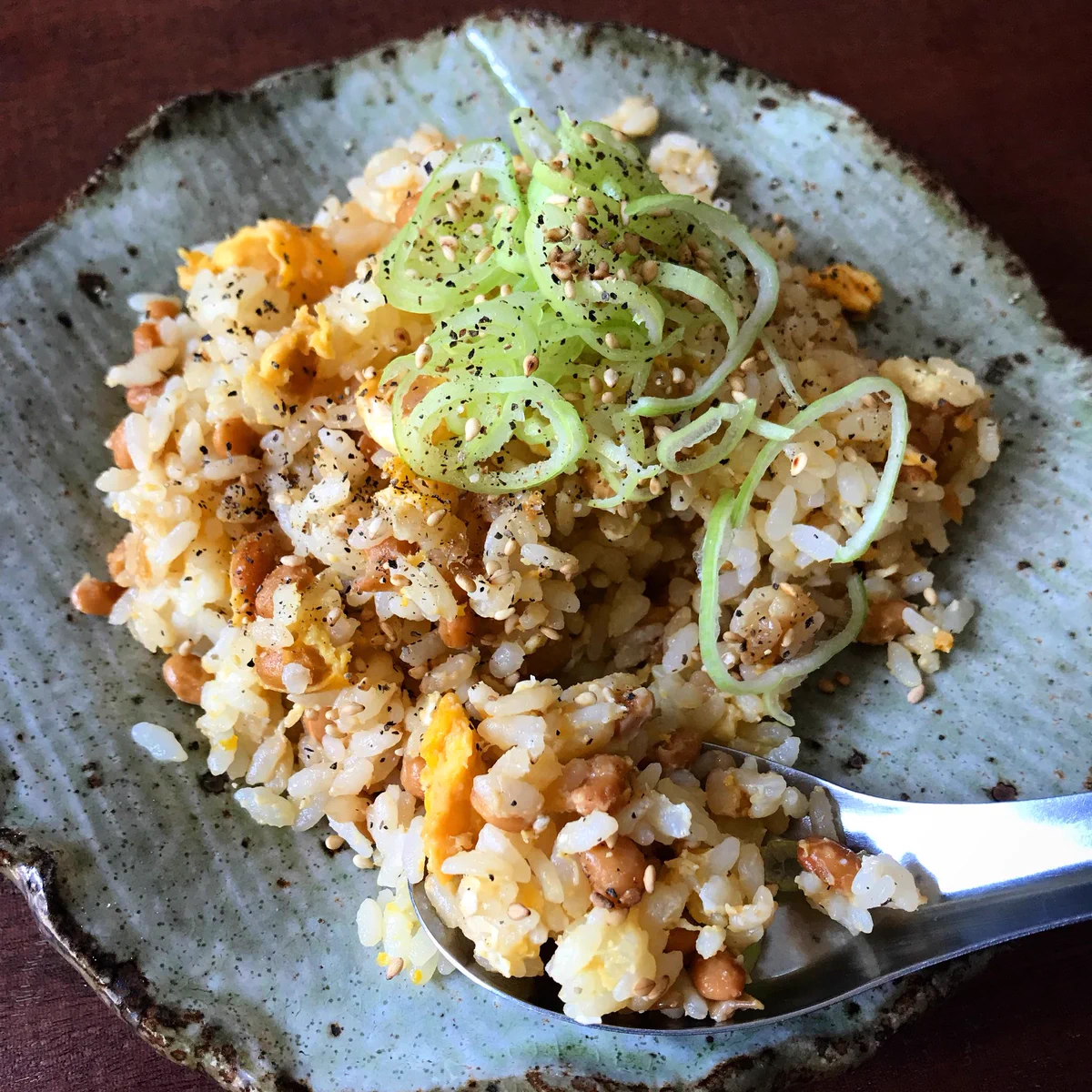簡単で美味しすぎる納豆チャーハンが話題！フライパンもいらないなんて神