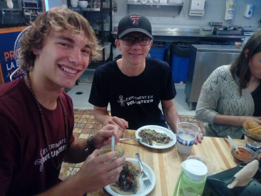 What do you do on your first night in Mexico City? To eat tacos and try Horchataz of course! Welcome night! #volunteeringinMexico #peiteam #crossingborders <a href="/PEINTERCULTURAL/">PEI A.C </a> <a href="/Experiment_eV/">Experiment e.V.</a>