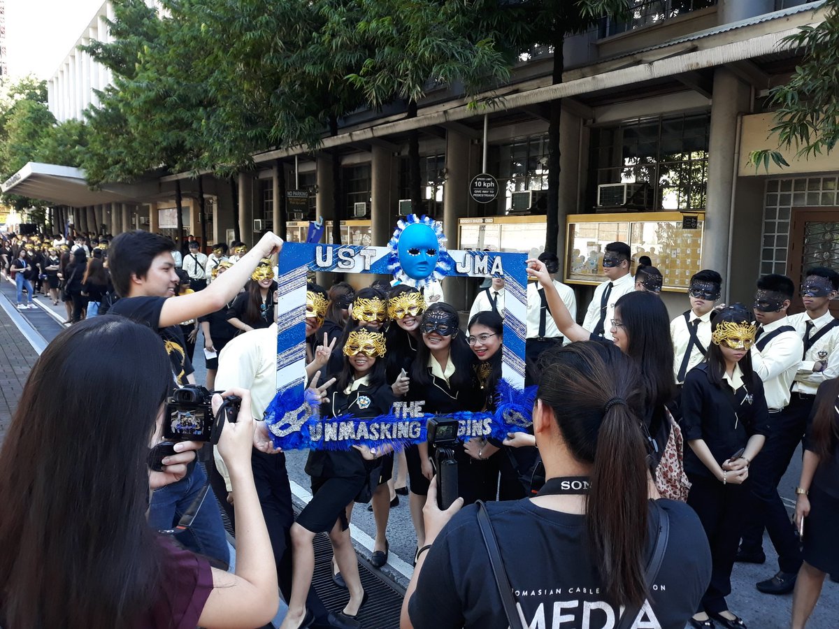 USTCBASC's tweet photo. Commerce freshies slaying their masks on the way to the Arch!
#TWW2018
#USTFreshmenWeek
#UNMASKomersiyo
#USTFreshmenWeek2018 https://t.co/zVfZbykzp8