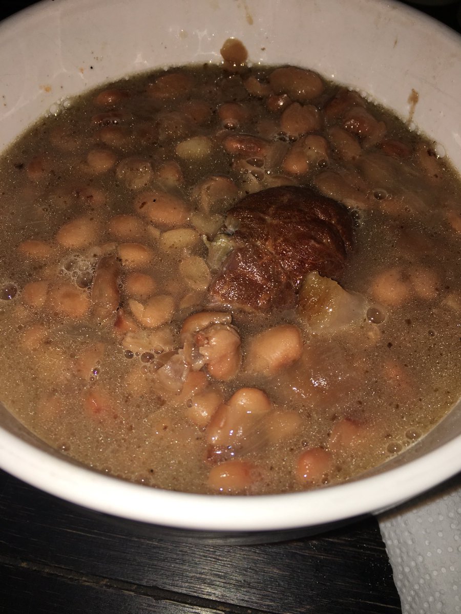 Kanes_Inferno's tweet image. Been cooking all day, so ready to eat these ham hocks!! #hamhocks #dinner #tasty #countryfood