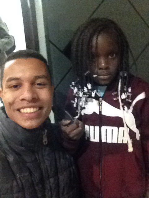 myqueiasc's tweet photo. oi, pessoal! tudo bem? 
então, duas meninas chegaram do haiti, na minha igreja aqui em sto andré e estão precisando de roupas, principalmente de frio. 
uma tem uns 12 anos e outra 9. 
quem puder ajudar, por favor, me chame no direct.
mas quem não puder,um rt já ajuda bastante
obg https://t.co/IaF9LomI8t