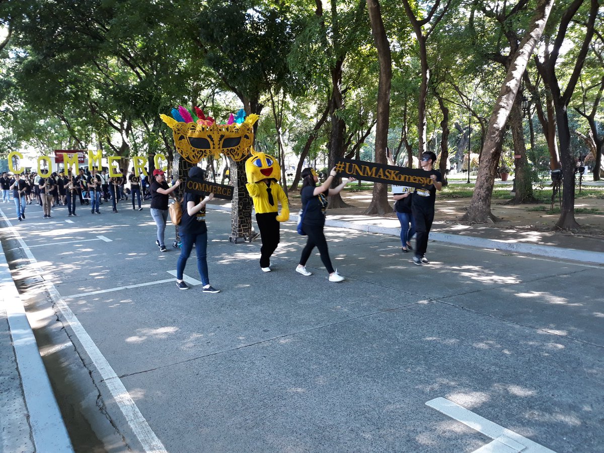 USTCBASC's tweet photo. They are now on their way to cross the Arch of the Centuries!
#TWW2018
#USTFreshmenWeek
#UNMASKomersiyo
#USTFreshmenWeek2018 https://t.co/IEYOrZUHND