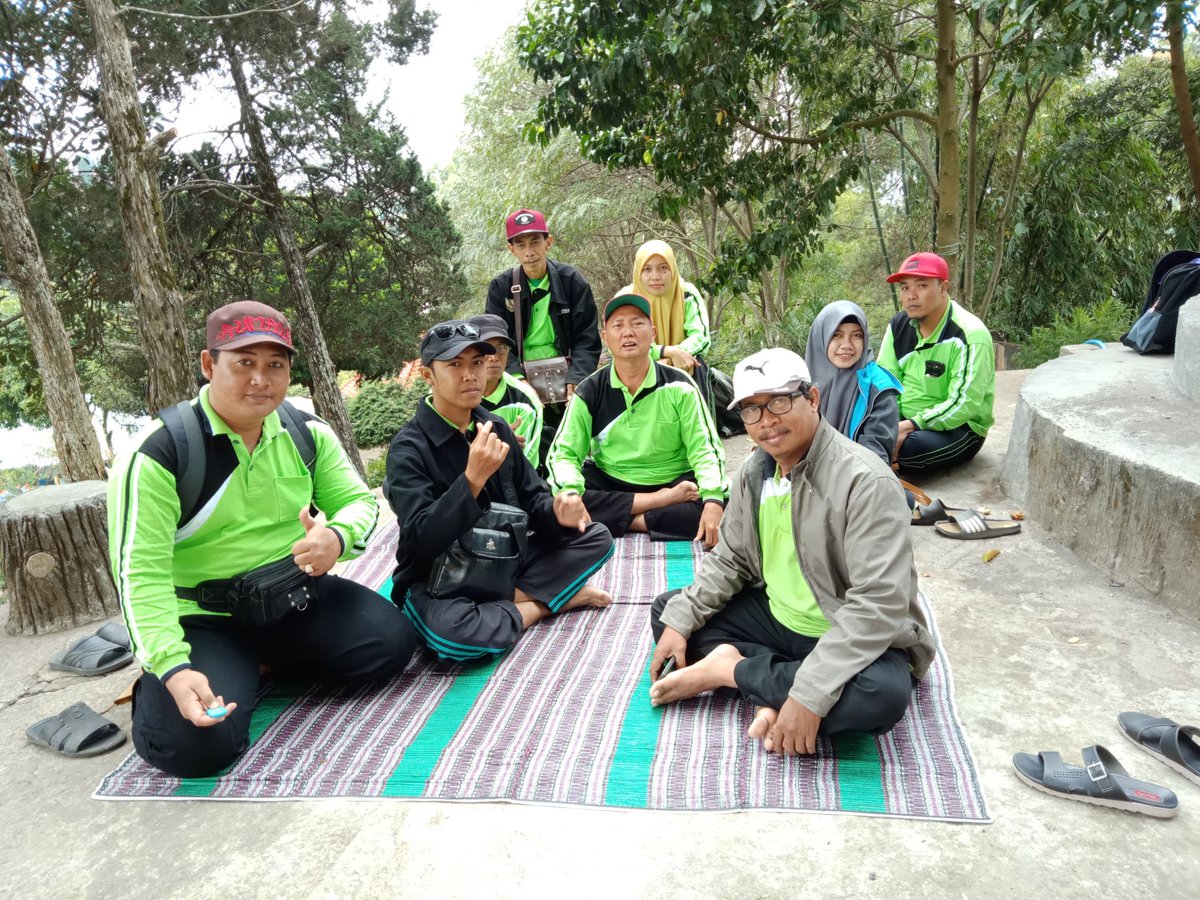 pemdesleran's tweet photo. Rapat Menjelang Hari Kemerdekaan+Sosialisasi ibu hamil& ibu balita bersama Kepala Desa, Perangkat dan ibu2 kader #DesaLeran #KecManyar #Selecta #Malang @jokowi @EkoSandjojo @pakdehmanan @bogiebogel79 @AlieMusyafa @IroelBash @Kominfo_Gresik @MediaGresik @berita_gresik @kabargresik https://t.co/jx9I8CWAVF