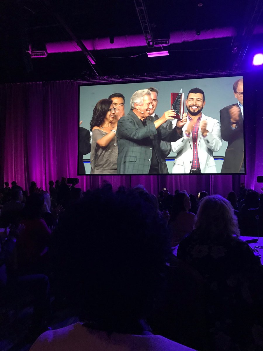 palmer_cookie's tweet photo. John Maxwell celebrating over 20,000 team members in 7 years https://t.co/SMN01ocwBi