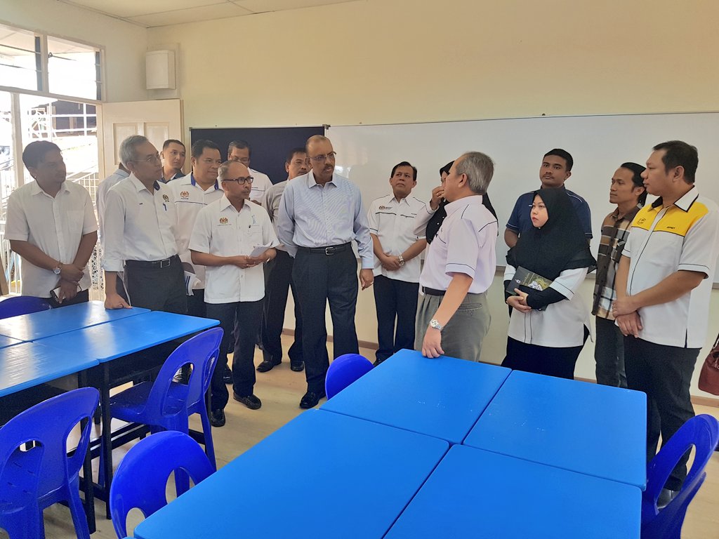 DrAliHamsa's tweet photo. Lawatan kerja pertama saya ke Sabah dimulakan dengan meninjau status pelaksanaan projek naiktaraf SK Wakuba.

Sekolah yang dibina pada tahun 1968 ini mempunyai 197 murid &amp; 18 guru.

Sempat bergambar dengan - the real heroes of Wakuba.

@KemPendidikan 
@MOWorks https://t.co/y5eQ6WWFRd