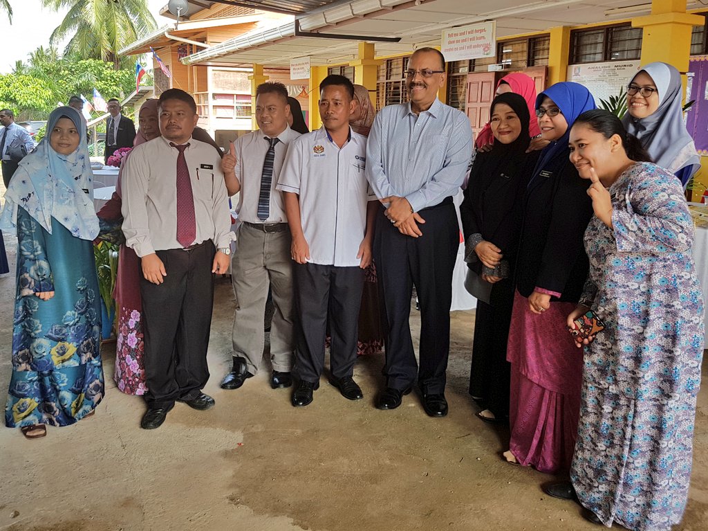 DrAliHamsa's tweet photo. Lawatan kerja pertama saya ke Sabah dimulakan dengan meninjau status pelaksanaan projek naiktaraf SK Wakuba.

Sekolah yang dibina pada tahun 1968 ini mempunyai 197 murid &amp; 18 guru.

Sempat bergambar dengan - the real heroes of Wakuba.

@KemPendidikan 
@MOWorks https://t.co/y5eQ6WWFRd