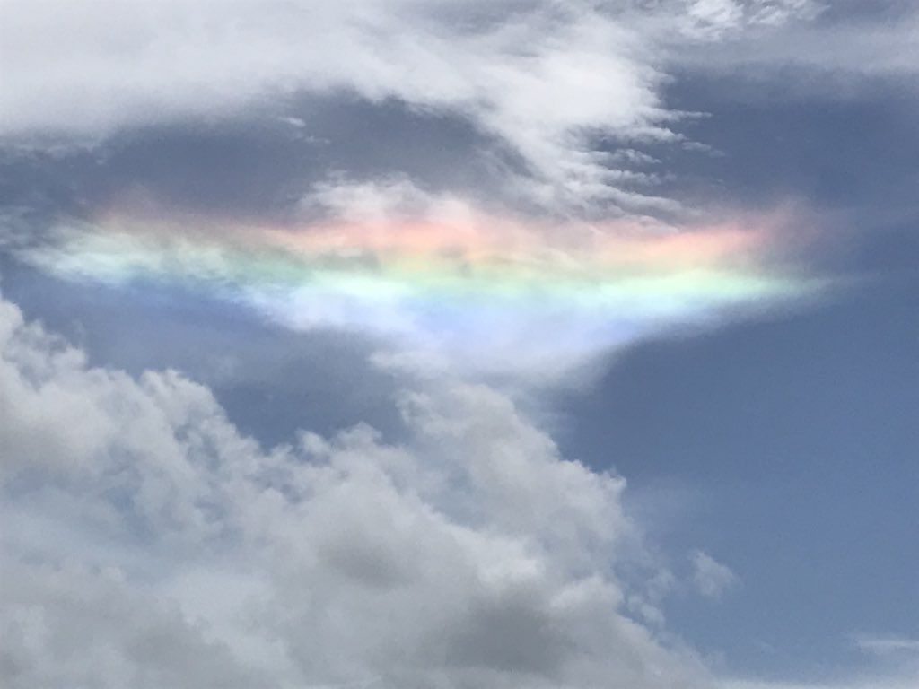 deblel's tweet photo. Stunning sky surprise. Think it is a circumhorizontal arc. Spectacular. https://t.co/M48aqko8tw
