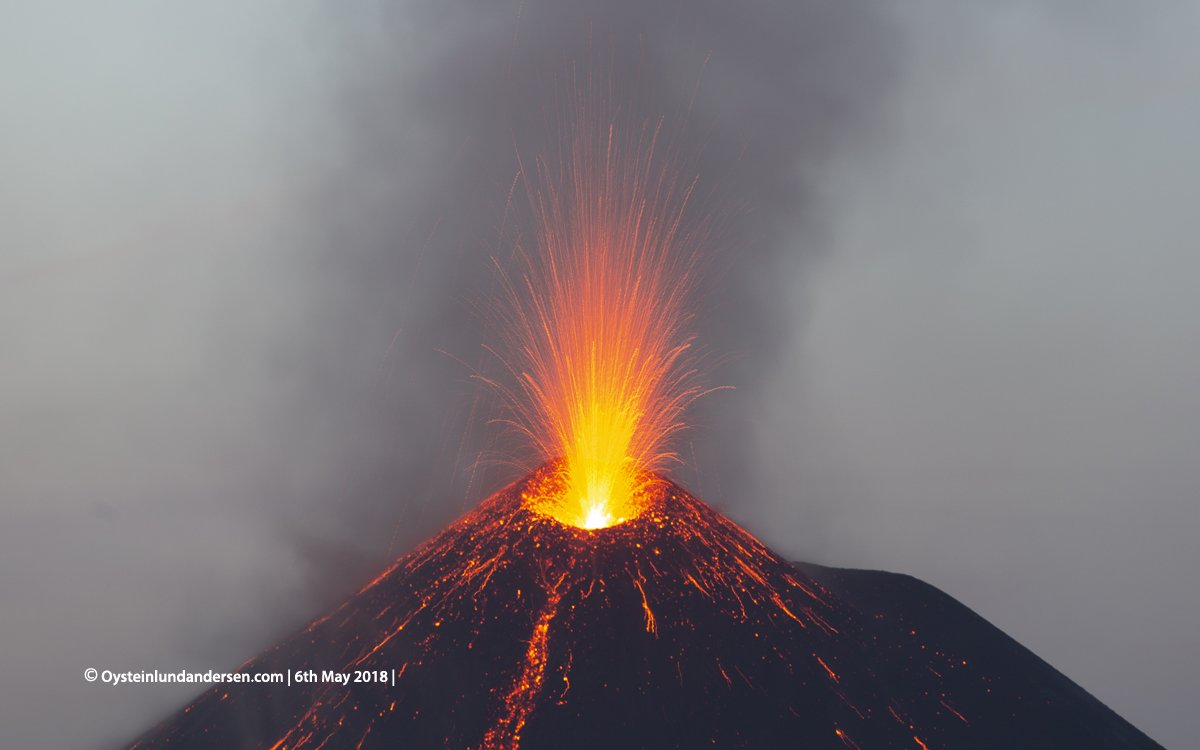 Землетрясения и извержения вулканов происходят. Кракатау извержение 2018. Вулкан Кракатау. Жерло вулкана Кракатау. Землетрясение и извержение вулкана.