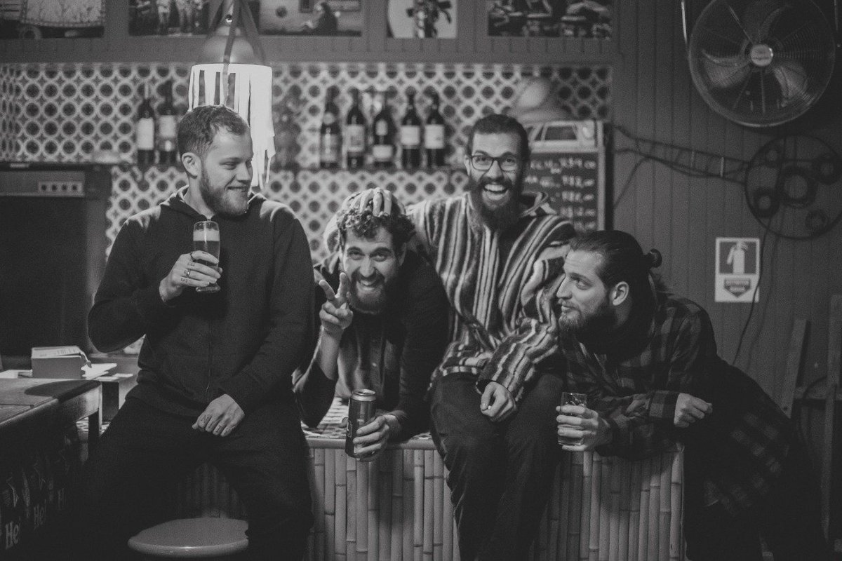 hoverrock's tweet image. Felipe vendo a foto sem ele