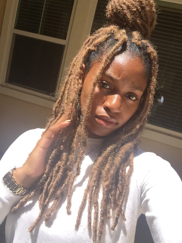 lovinnAYO's tweet photo. Someone told me it look like I had Funyuns on my head lol thoughts?? https://t.co/rndGnqKevO
