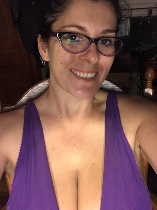 Live at https://t.co/PZbCWldcYm on @chaturbate Please make sure to check out my wishlist for Burning<a class="tags" href="/tag/chaturbate">@chaturbate</a><a href="/tag/bigboobproblems"class="tags"><span>#bigboobproblems</span></a>