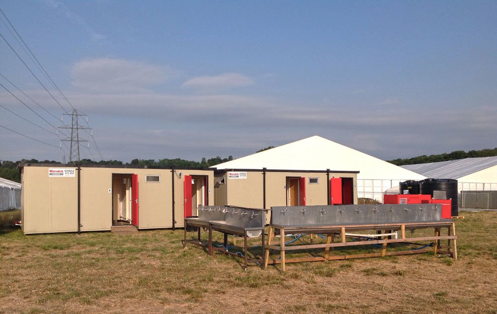 WernickEvents's tweet photo. Another sunny morning set up at @JalsaUK - the annual gathering of the Ahmadiyya Muslim Community. Over 200 units supplied: including toilets, showers, offices, mobile units &amp; #sleeperunits. #portablehire #eventcabins https://t.co/CVaKYgYZCX