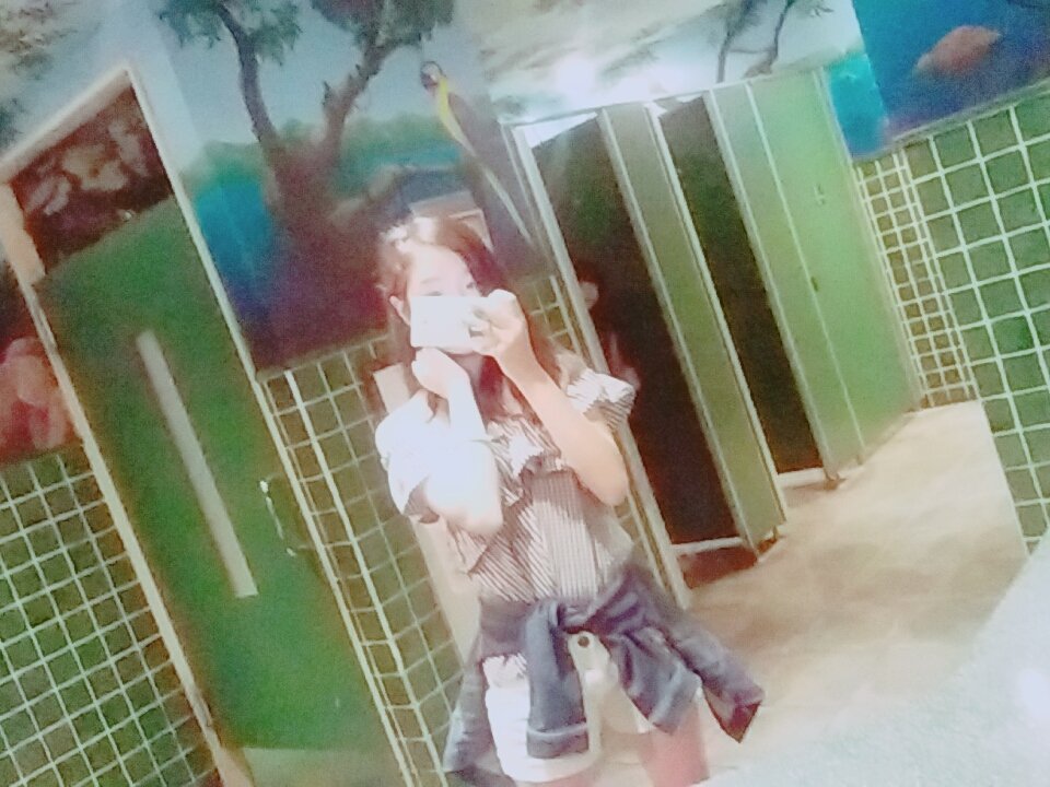 Riko En Twitter 私は イクスピアリによく行くんですよ ディズニー前とか帰りに レインフォレストカフェと言うレストランが大好きでそこのトイレの壁の絵が凄いんです あ 後ろに写ってるの妹ですのでお化けじゃありません笑笑 Riko En Twitter 私は イクスピアリによく行くんですよ ディズニー前とか帰りに レインフォレストカフェと言うレストランが大好きでそこのトイレの壁の絵が凄いんです あ 後ろに写ってるの妹ですのでお化けじゃありません笑笑