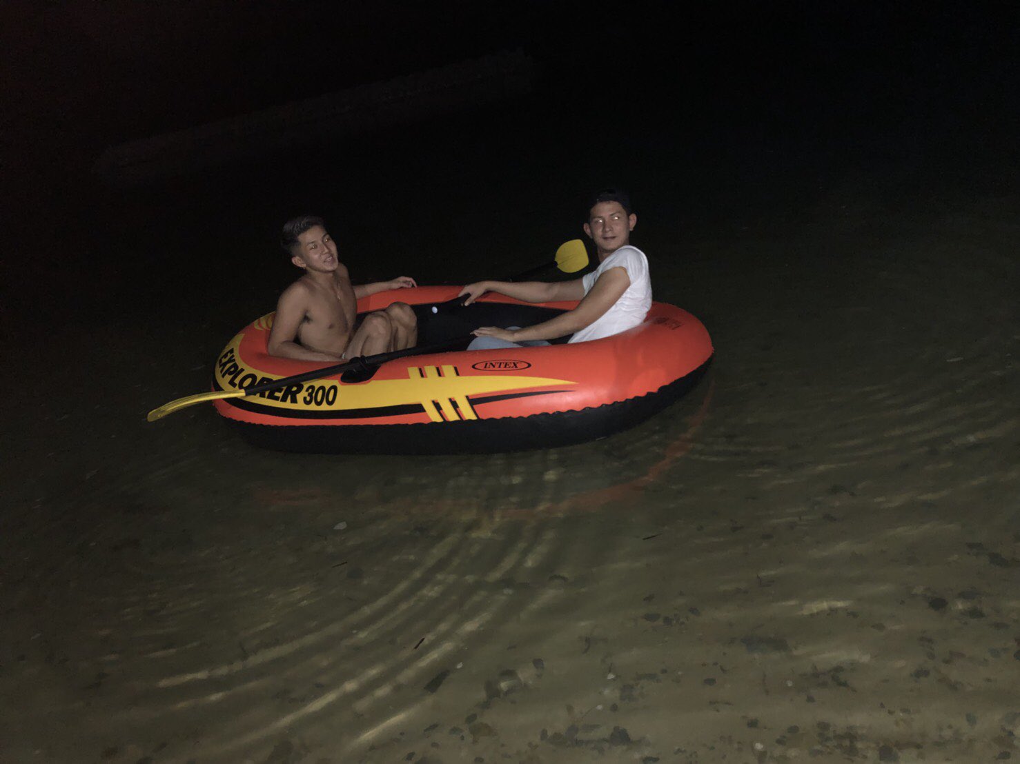 しゅーと 國吉 秀斗 昨日恩納村シーサイドから見えるヒートゥー島ってとこボートで行ってみたんだけど結構意味わからんくて島ついて５分で帰ってきて原因不明朝仕事のアラーム何故か起きれなくて 今日仕事行けないくらい頭痛いねんけど T