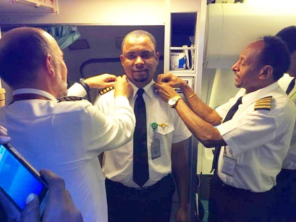 geffkasangaki's tweet photo. From aeroplane✈️ cleaner to aeroplane captain.
Captain Mohammed Abubakar join di aviation industry as aeroplane cleaner 24 years ago but today him don turn captain for di same industry.
#livingthedream https://t.co/e817bADwd2