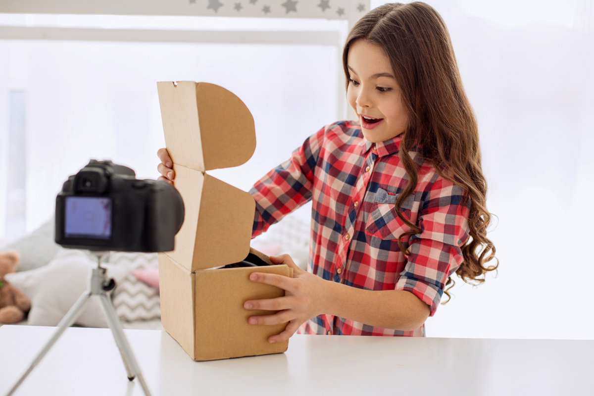 Кара уиллебек. Девушка испытывает. Девушка с игрушкой. Девочка и игрушка заяц рисунок. Девочка хочет быть доктором.