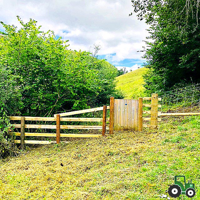 Paddock_service's tweet photo. Slope secured!! Different fencing styles working in harmony to achieve our client’s objective 👍
#postandrail #woodengate #deerfence #onaslope #doneanddusted #superstraight #aneyefordetails #postknocking #fencing #gates #paddock #mowing #topping #constuction #cropspraying #bisley https://t.co/IObx4maVGB