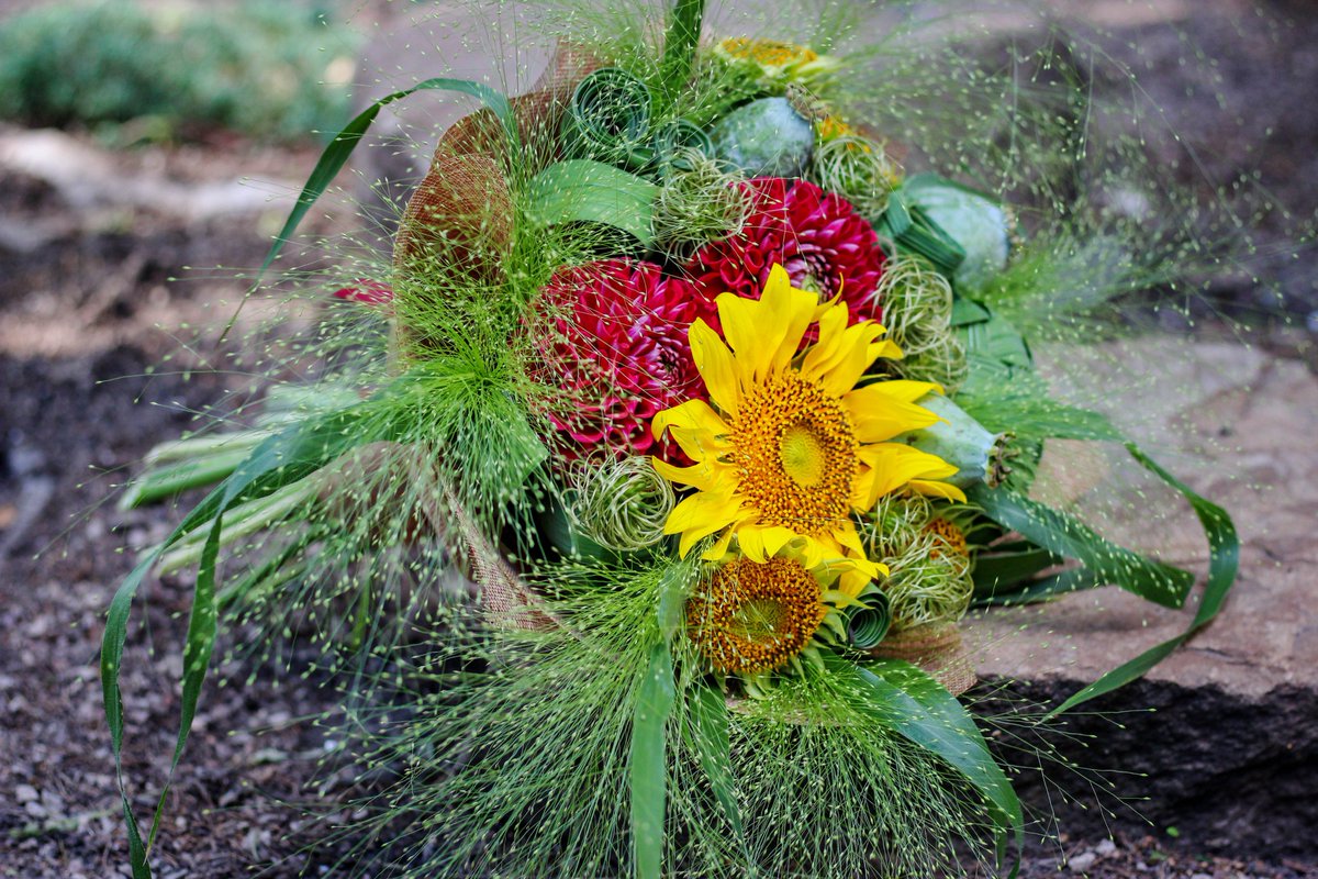 FlowersStyle's tweet image. Знойное лето в "Цветочном стиле" - яркие подсолнухи и сочные георгины
🌻🌿☀

#флористика #цветочнаякомпозиция #букет #цветочныйстиль #харьков #цветы #декор #followme #шедевр #необычныйбукет #стильныйбукет #аксессуарыизцветов