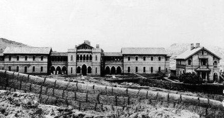 L'hôpital de #Soavinandriana fondé en 1891 par les anglais, inauguré le 06 août 1891 par  #Ranavalona III. Réquisitionné par la #France en 1896 devint #hopital #militaire. En 1958 , l'hôpital actuel remplace le vieux bâtiment et prend le nom des Dr Girard et Robic
#Madagascar