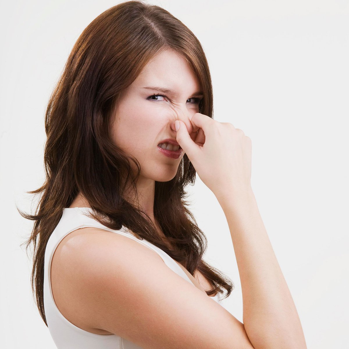 Нос девушки. Женские подмышки. Подмышка воняет. Неприятный запахизо рта. Потные подмышки девушки.