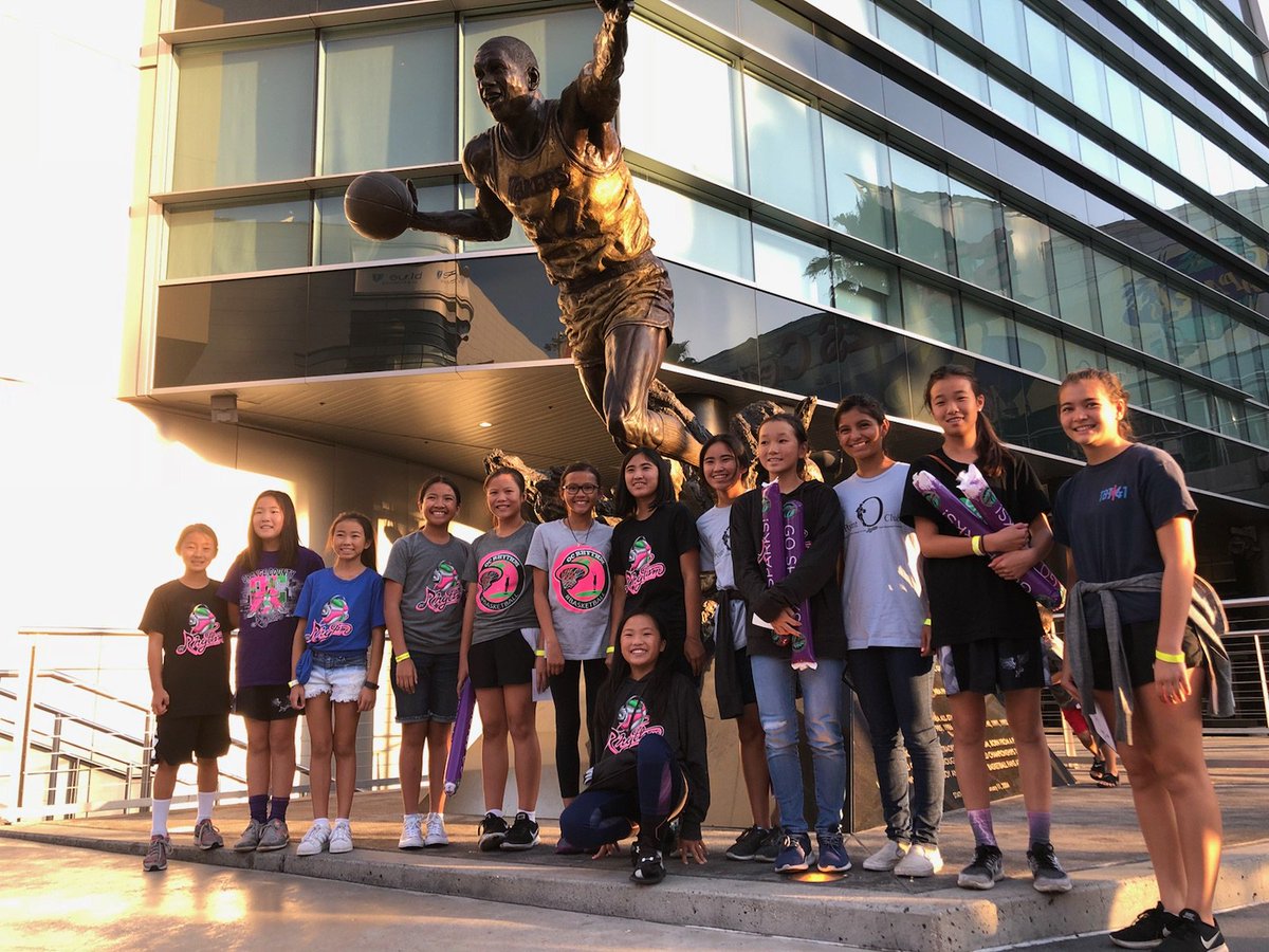 OCRhythmHoops's tweet photo. Our youth teams sprinkled with some high school players (#OCRBlue) were blessed with #OCRAlum @ksam44 taking the time to chat and take photos following the @LA_Sparks game at @STAPLESCenter for a @WNBA game versus the @PhoenixMercury. https://t.co/YkklnHkQuX