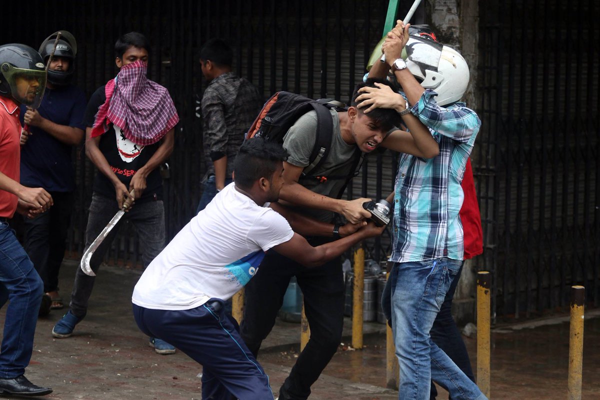 nazam_k's tweet photo. A Journalist under attack by Bangladesh Chatra League (terrorrist wing of Ruling party Bangladesh Awami League) for trying to cover the #RoadSafetyMovement https://t.co/qydZoJAE5u