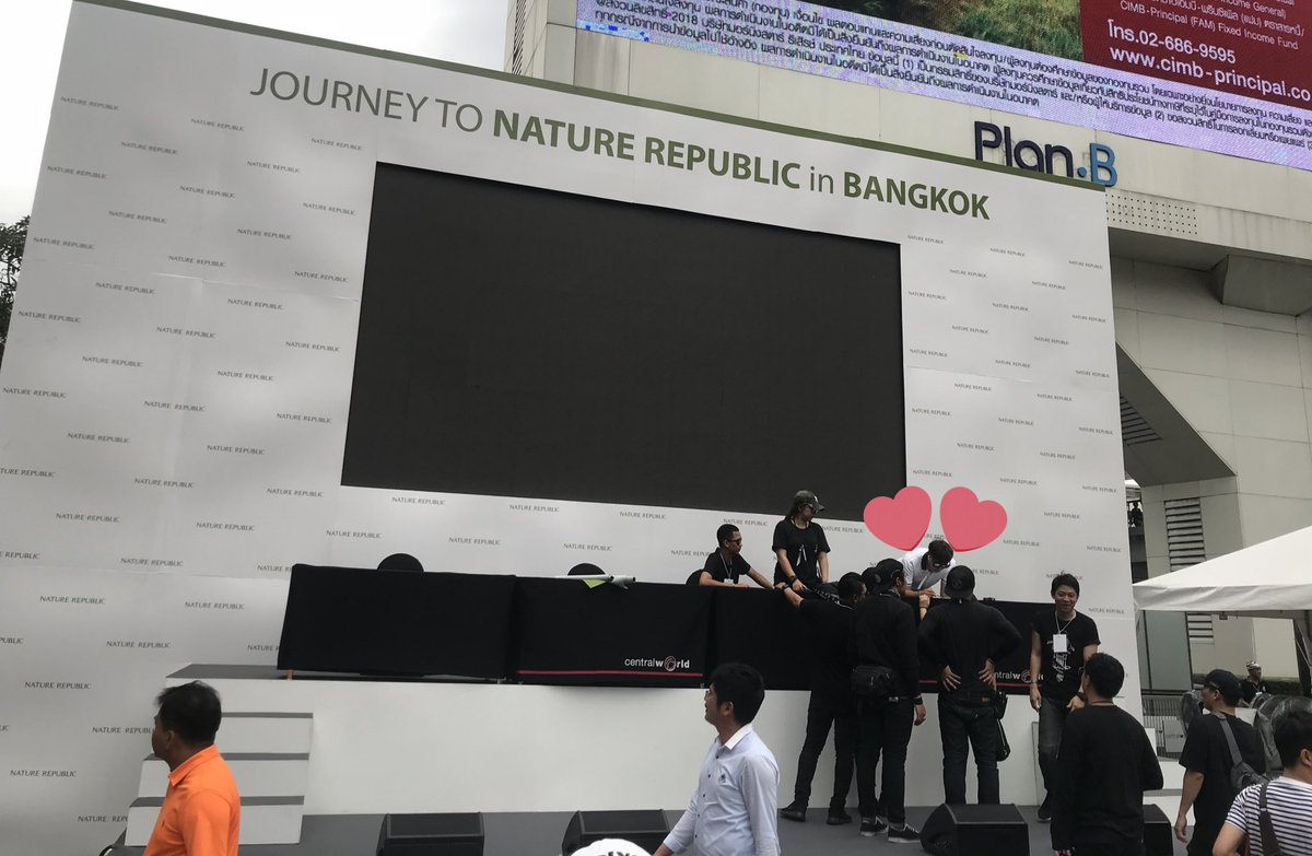 zupernan's tweet photo. ยินดีกับคนได้ไซน์ด้วยค่ะ อซจะเห็นแค่คอผู้โชคดีนะคะ แม่งแย่จนกระทั่งการจัดโต๊ะจัดเวทีอ่ะ ขำล่ะไม่ด่าล่ะ สงสาร  55555555555555555555 #NatureRepublicxEXO #NatureRepublicThailand https://t.co/t7nuxjUckL