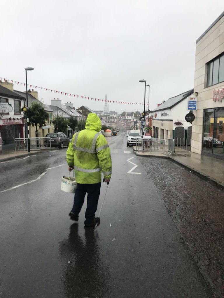 DungloeD's tweet photo. Dungloe Tidy Towns & Donegal County Council Out & about early. A Great #MFD51 in #DestinationDungloe Today is Meenacross Show Day Lets hope the rain clears https://t.co/xB6QKs3eGh