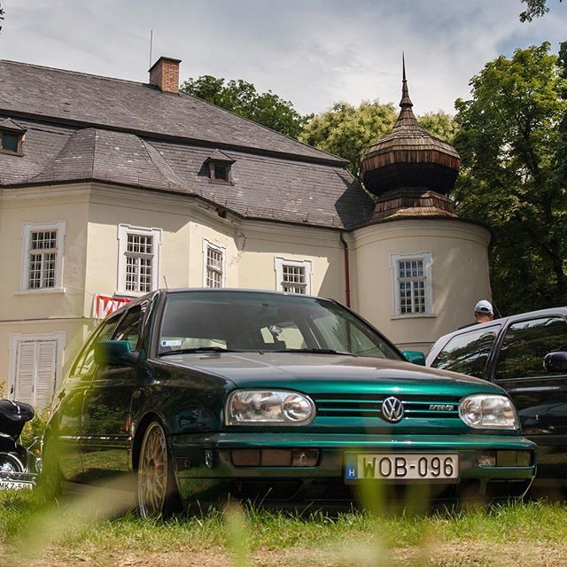 vwdepo's tweet photo. Hatosfogat a kastély előtt #vwdepo #vwparty #vwgolf #mk3golf #golfvr6 #vr6 https://t.co/vTpOo8XZpf https://t.co/EGIBqRErRx