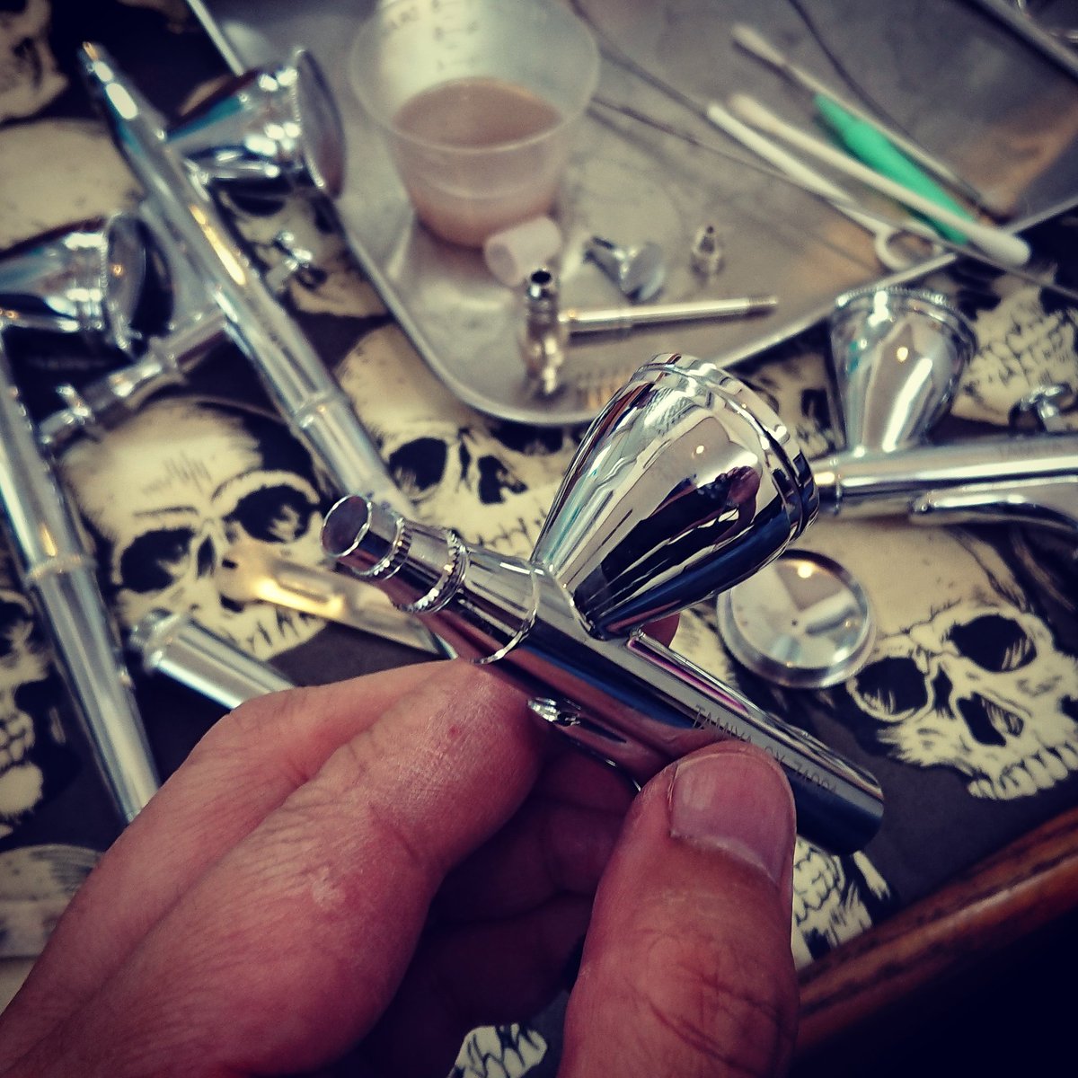 中田彰輝 特殊メイク Twitterren 俺は 仕事道具のメンテナンスには余念がない 昨日も3人のマフィアの頭を撃ち抜いてやったぜ フフフ と そんな事を妄想をしながら エアブラシのバンドピースを掃除 あ でも特殊メイクの内容はホントだよ ファブル Tamiya