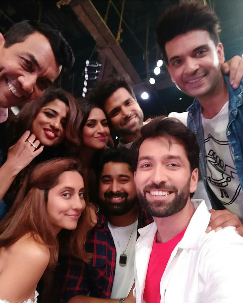 kkundrrafc's tweet photo. #KingKundrra with his princess @VJAnusha @RannvijaySingha @SanjeevKapoor @rithvik_RD @my_malishka @NakuulMehta @Divyanka_T @yfilmsofficial 💖
#rockstar @kkundrra
#kkundrra #anushadandekar #rannvijaysingha #sanjeevkapoor #rithvikdhanjani #nakulmehta #malishka #divyanka #yfilms https://t.co/Av8m27S64C