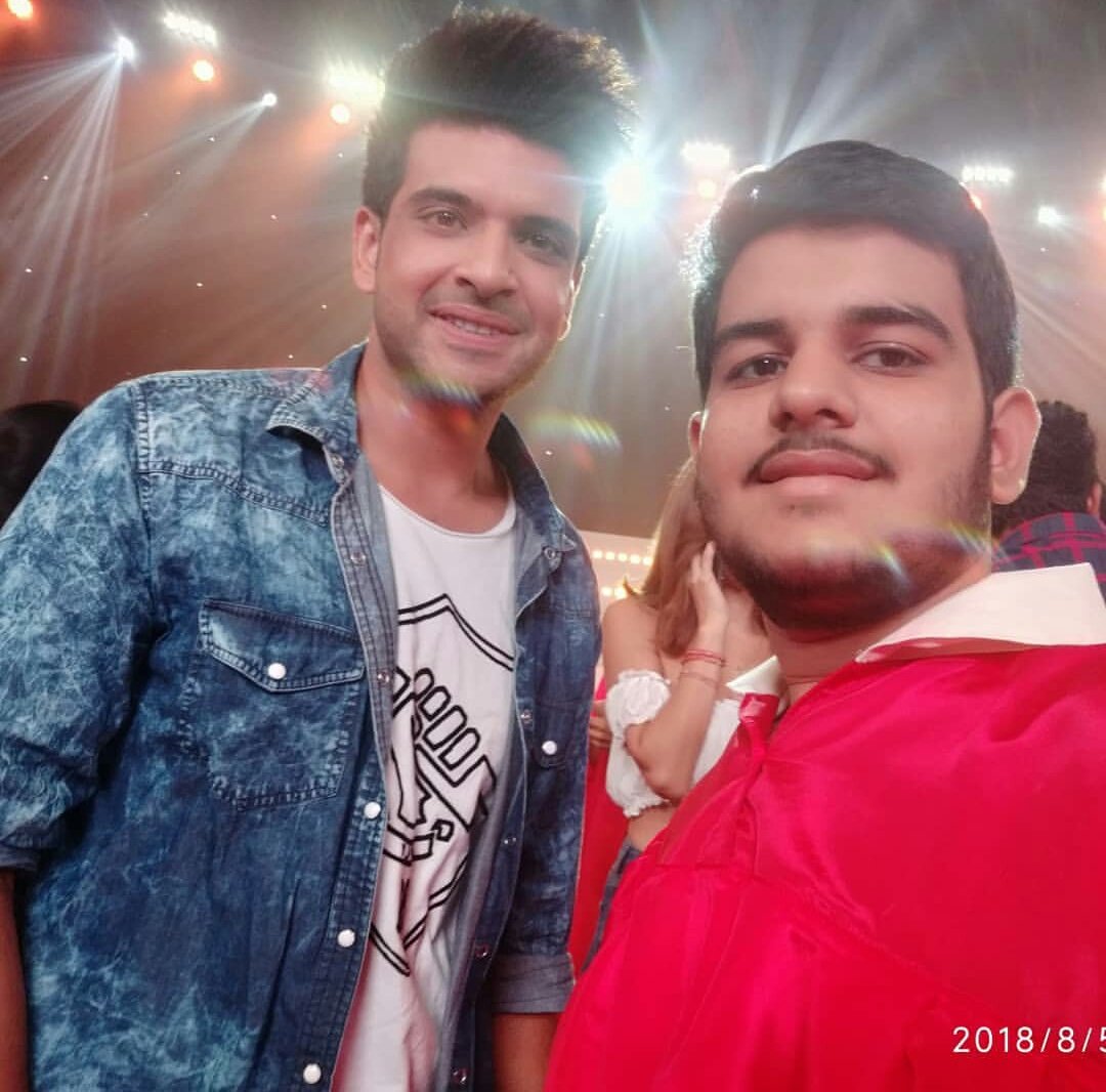 kkundrrafc's tweet photo. #KingKundrra 👑
#FanMoment 💖
#rockstar @kkundrra
Looking #dropdeadhandsome 🤘😎 #crushworthy #handsomehunk
#sexiestmanever #mrstylestatement
#karankundrra #kkundrra
#yfilms #6packband2 #yashrajfilms https://t.co/IZ9uJ2460H