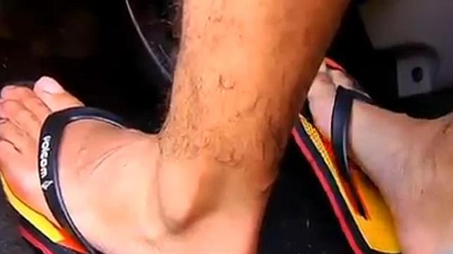 No está específicamente prohibido conducir con chanclas, pero puedes ser sancionado por no ser capaz de mantener la libertad de movimientos. Si le das a RT muchos #picofollowers se enterarán 😂 #NoEsPorLaMulta 

A la 🏖 #ViajeSeguro  #Vacaciones2019 🌅