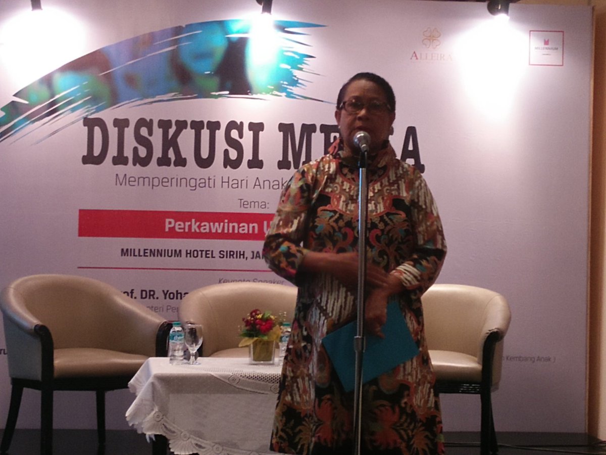 Ibu Yohana Susana Yembise - Menteri Pemberdayaan Perempuan dan Perlindungan Anak memberikan speechnya di acara #diskusimedia Sindoweekly di Hotel Millenium Jakarta.