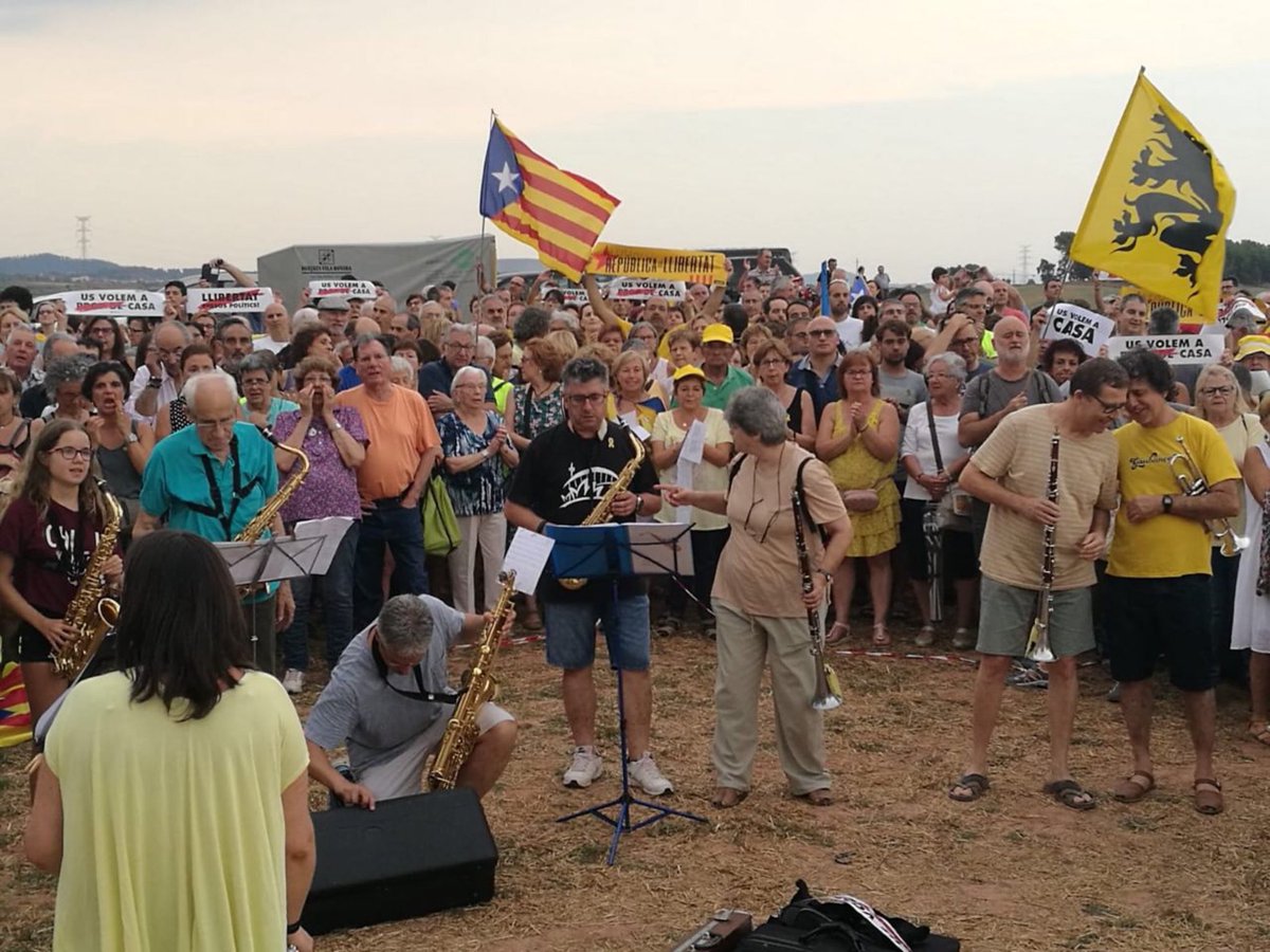 Gràcies i mil vegades gràcies per fer-nos arribar les cançons i els crits de #llibertat. Us sentim molt a prop, és la millor manera d’acabar la setmana dins la presó. Gràcies per no oblidar-nos! #FreeTothom. Llum als ulls i força al braç!