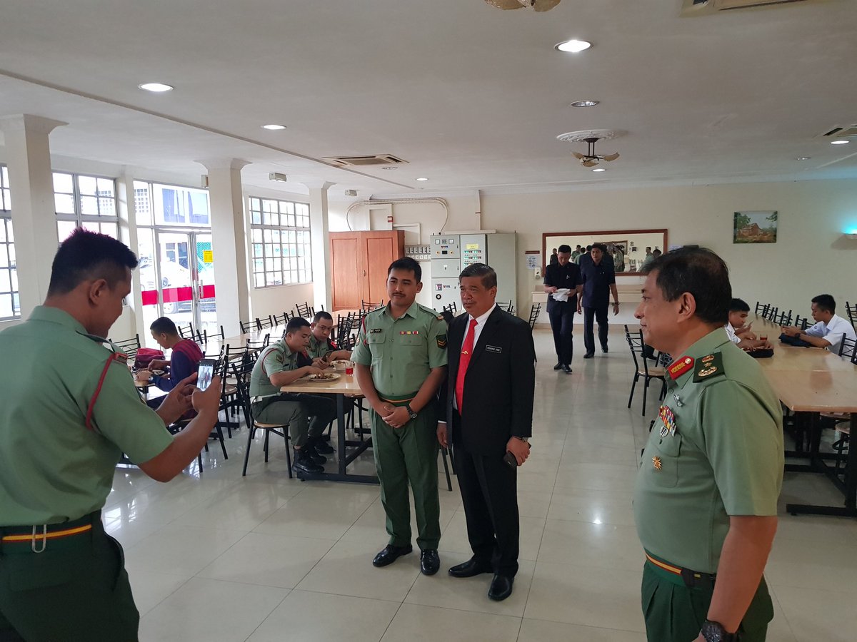 Mohamad Sabu در توییتر Singgah Makan Tgh Hari Di Dewan Makan Tentera Dalam Mindef Makan Bersih Sedap Dan Enak Anggota Yg D Temui Jgk Gembira Https T Co 4vmyfej5vm توییتر