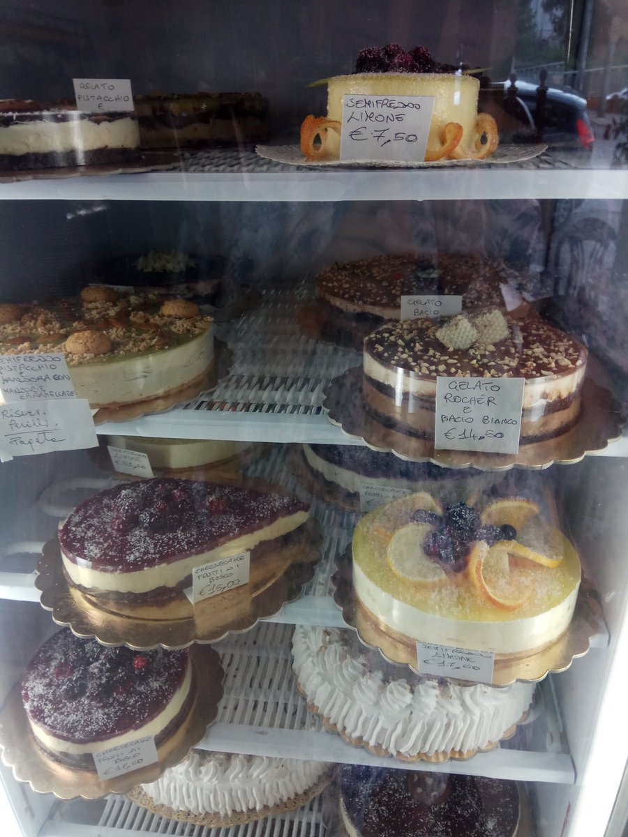 justaskcicero's tweet photo. There is always a space to have sweets. #sweets #Foodie #italia #traditional #cakes #travelinspires #MondayMood https://t.co/cNyhIVb99O