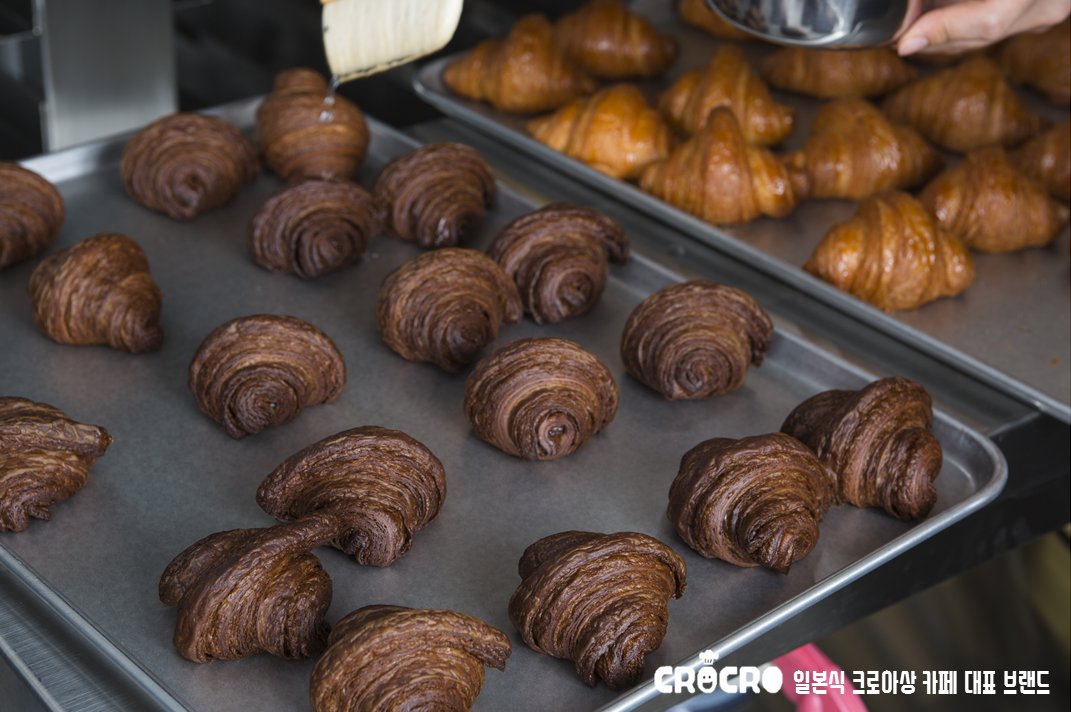 월요일 오후, 달달한 초코 크로아상으로 당 충전 어떠세요?! 먹음직스러운 초코 크로아상이 군침을 돋굽니다...! #크로크로 #크로아상 #크로아상맛집 #크로아상브랜드 #CROCRO #CROISSANTS #초코빵 #초코크로아상 #서울빵집 #빵집 #빵