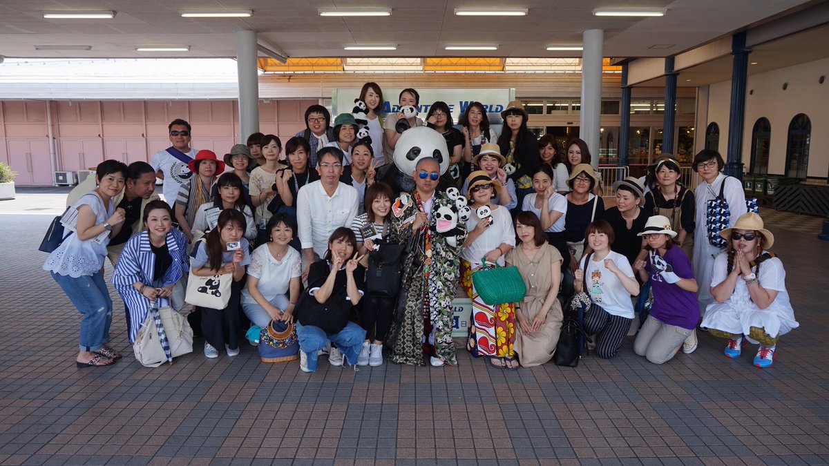 live_natalie_as's tweet photo. アドベンチャーワールドのエントランスでの集合写真です！！

 #RGCDデビュー https://t.co/nlWiVtAhJ2