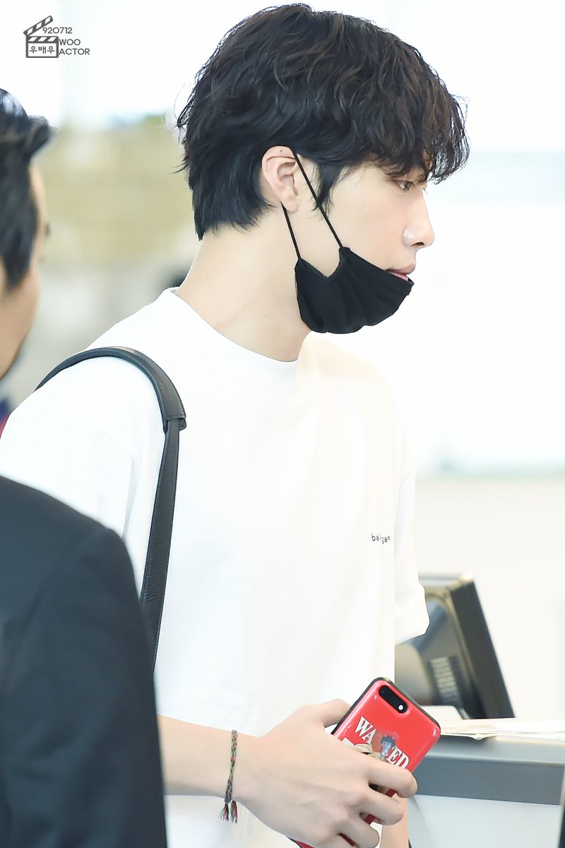 woo_actor's tweet photo. 180805 하네다공항 출국 
#우도환 #woodohwan https://t.co/kUqyl9oPx6