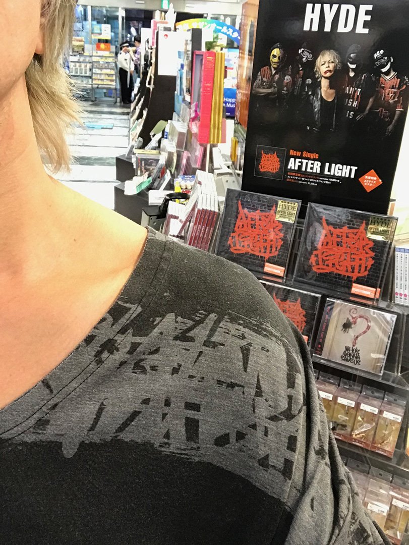HydeOfficial_'s tweet photo. うってた良かったなう
どーこだ

They have it here!
Can you guess where I am? https://t.co/DiUFsjIlIr