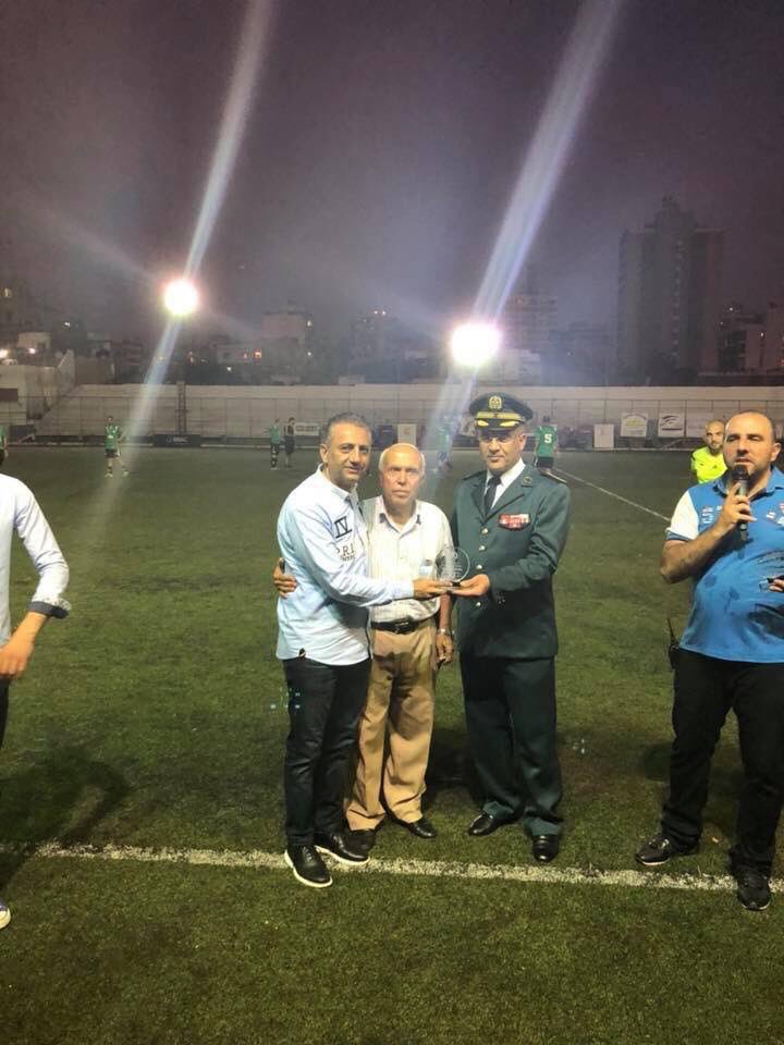 LyceeAdonis1's tweet photo. بمناسبة عيد الجيش اللبناني في ١ آب ٢��١٨ وبرعاية الليسيه أدونيس وبحضور ممثل قائد الجيش العماد جوزف عون  تم لقاء ودي على ملعب الصفا بين فريقي الأنصار والنجمة وخلاله تسلمت الليسيه أدونيس درع مهرجان الجيش سياج الوطن ممثلة بالأستاذ أكرم ضاهر. https://t.co/RpghTNnIb4
