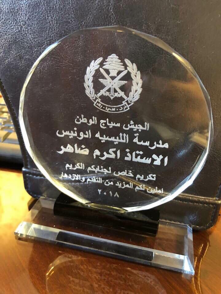 LyceeAdonis1's tweet photo. بمناسبة عيد الجيش اللبناني في ١ آب ٢��١٨ وبرعاية الليسيه أدونيس وبحضور ممثل قائد الجيش العماد جوزف عون  تم لقاء ودي على ملعب الصفا بين فريقي الأنصار والنجمة وخلاله تسلمت الليسيه أدونيس درع مهرجان الجيش سياج الوطن ممثلة بالأستاذ أكرم ضاهر. https://t.co/RpghTNnIb4