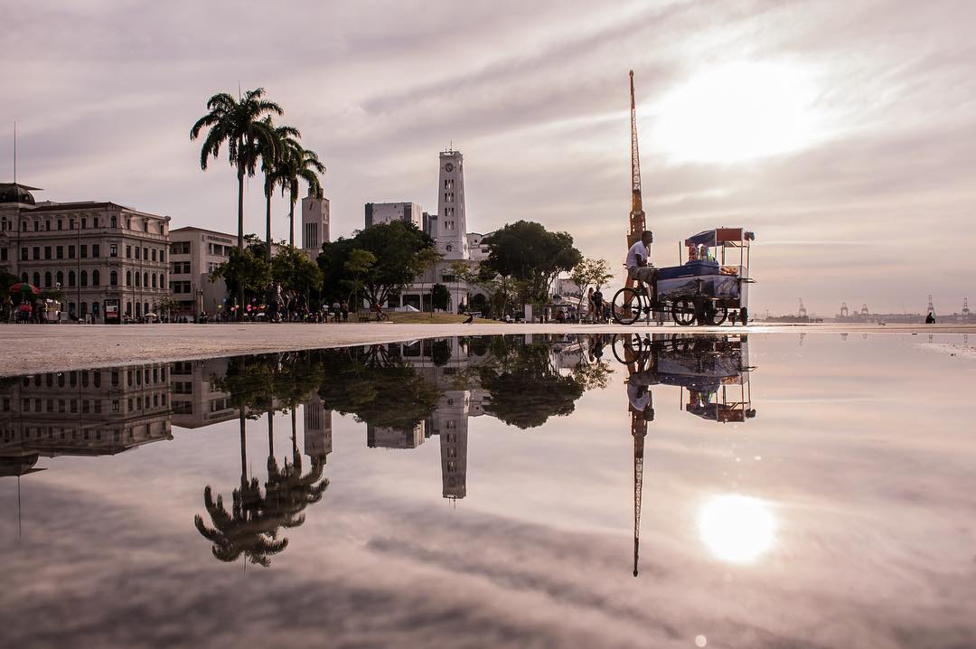 riodejaneiro's tweet image. 💕 A beleza da cidade representada no reflexo dos atrativos da Praça Mauá, neste clique #derespeito do @douglasinho.
#️⃣ Compartilhe suas fotos do Rio Janeiro no #Instagram usando #vemprorio e apareça também por aqui. 😉