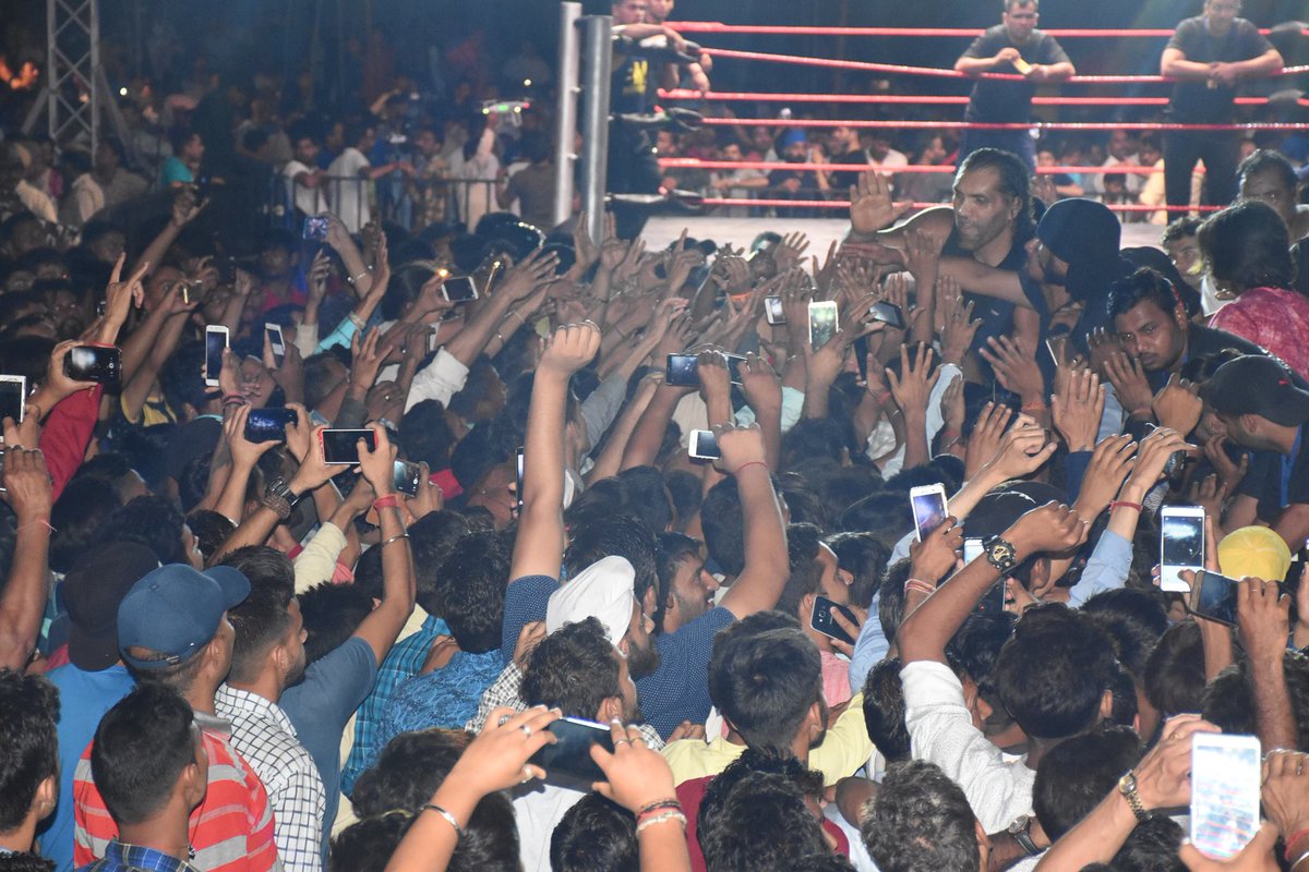 cwepower's tweet photo. The overwhelming fans came too see India's proud THE GREAT KHALI at Himachal Show https://t.co/Lnlz65GAXU