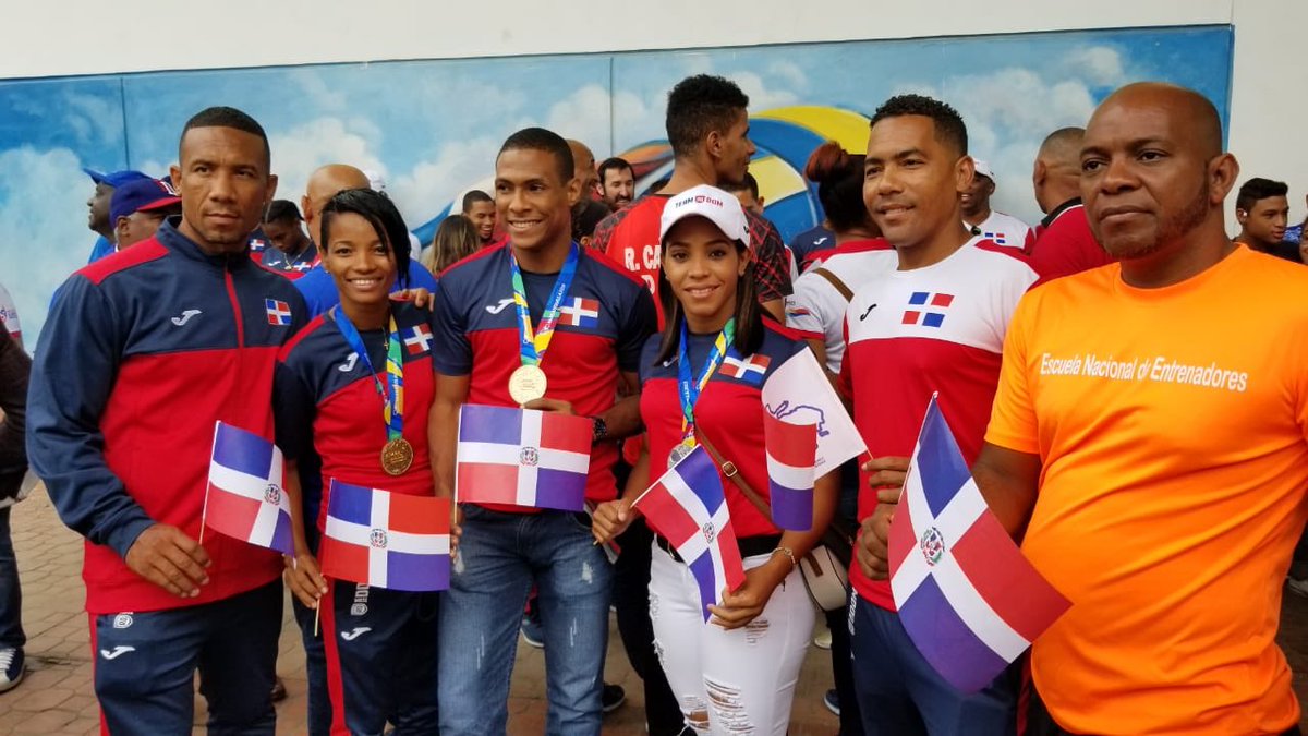 miderec_rd's tweet photo. ¡Cumplimos la misión!
Nuestra Bandera Nacional🇩🇴 ondeó por todo lo alto en #Barranquilla2018
Gracias a nuestros atletas que representaron en cuerpo y alma a más de 10 millones de dominicanos.
#OrgulloDominicano #TeamDom2018 #Miderec https://t.co/XT5zxrf87G